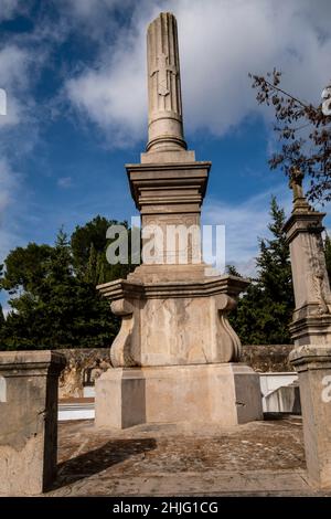 Gebrochene Säule, Symbol der unterbrochenen Existenz, Friedhof Alaró, Mallorca, Balearen, Spanien Stockfoto