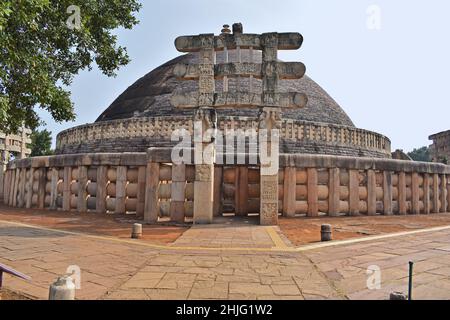 Stupa Nr. 1, West Gateway Torana und Stupa, The Great Stupa, World Heritage Site, Sanchi, Madhya Pradesh, Indien. Stockfoto