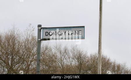 14. November 2021 - London, Großbritannien: Straßenschild mit Hinweis auf die Donkey Lane Stockfoto