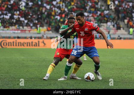 Kamerun, Douala, 29. Januar 2022 - Collins Fai aus Kamerun und Ibou Touray aus Gambia in Aktion während der Play-offs zum Afrika-Cup auf Nationen - Viertelfinalspiel zwischen Gambia und Kamerun im Japoma Stadium, Douala, Kamerun 29/01/2022 Photo SF Credit: Sebo47/Alamy Live News Stockfoto