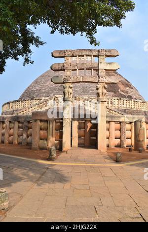 Stupa Nr. 1, South Gateway oder Torana und Stupa. Die Große Stupa, Weltkulturerbe, Sanchi, Madhya Pradesh, Indien. Stockfoto