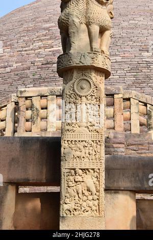 Stupa No 1, South Gateway, Left Pillar Front, Panel1 : Dharma Chakra on Pillar stellt die erste Predigt Buddhas dar, die im Deer Park in Sarnat gehalten wird Stockfoto