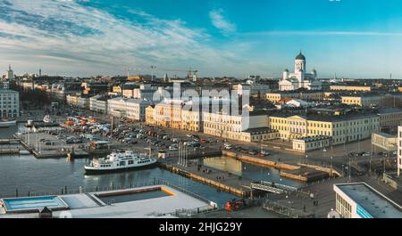 Helsinki, Finnland. Panoramablick Auf Den Marktplatz, Die Straße Mit Dem Präsidentenpalast Und Die Kathedrale Von Helsinki Stockfoto