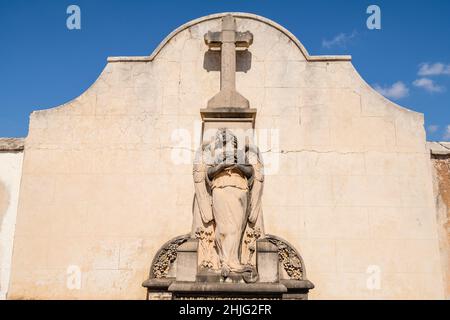 Traueraedikula mit Engel und Kreuz, Skulptur von M.Sacanell Pou, ( Jaime Burguera Garau), Campos Friedhof, Mallorca, Balearen, Spanien Stockfoto