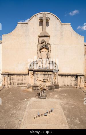 Traueraedikula mit Engel und Kreuz, Skulptur von M.Sacanell Pou, ( Jaime Burguera Garau), Campos Friedhof, Mallorca, Balearen, Spanien Stockfoto