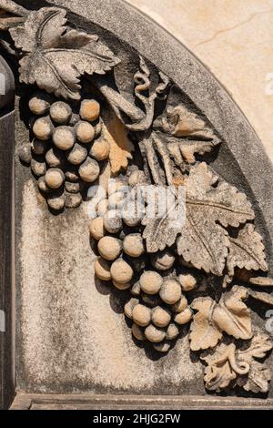 Traueraedikula mit Engel und Kreuz, Skulptur von M.Sacanell Pou, ( Jaime Burguera Garau), Campos Friedhof, Mallorca, Balearen, Spanien Stockfoto