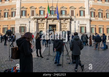 Rom, Italien 29/01/2022: Journalisten vor dem Palazzo Montecitorio bei der Wahl des Präsidenten der Republik. © Andrea Sabbadini Stockfoto