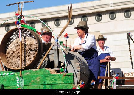 Wien, Österreich. 09. September 2012. Erntefest 2012 in Wien am Heldenplatz. Erntemaschine an Thanksgiving Stockfoto