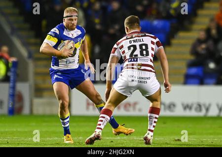 Oliver Holmes (12) von Warrington Wolves in Aktion Stockfoto