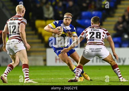 Oliver Holmes (12) von Warrington Wolves in Aktion Stockfoto