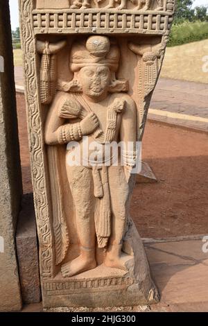 Stupa Nr. 1, Nord-Gateway, rechte Säule, Innenwand 4: Dvarapala oder in Dhoti gekleideter Wächter. Dargestellt stehend mit vielen Ornamenten und schwerem Ohrschmuck Stockfoto