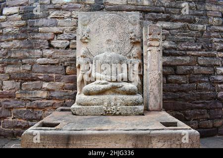 Stupa Nr. 1, entstellte Buddha-Statue in der Stupa 1 in Bern, Sanchi, UNESCO-Weltkulturerbe, in der Nähe von Bhopal, Bundesstaat Madhya Pradesh, Indien. Stockfoto