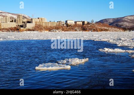 Ein kleiner Eisstrom schwimmt im Hudson River vor dem West Point Stockfoto