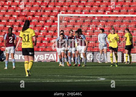 Walsall, Großbritannien. 29th Januar 2022. Walsall, England, Januar 29th 2 die Spieler feiern, nachdem Ramona Petzelberger (10 Aston Villa) beim Vitality Womens FA Cup-Spiel zwischen Aston Villa und Chelsea im Banks's Stadium in Walsall, England, eine Strafe erhält Natalie Mincher/SPP Credit: SPP Sport Press Photo. /Alamy Live News Stockfoto