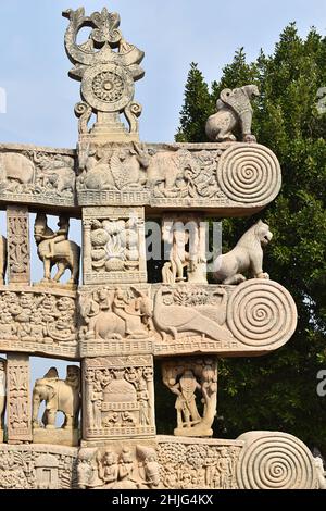 Stupa Nr. 1, North Gateway. Rückansicht der Architraves, rechte Nahaufnahme. Die Große Stupa, Weltkulturerbe, Sanchi, Madhya Pradesh, Indien. Stockfoto