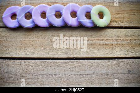 Party-Ring-Kekse von FOX's auf einem Holzhintergrund mit Platz für Kopien Stockfoto
