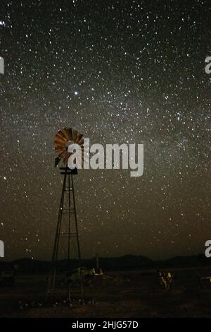 Sternennacht und Wasserpumpe, Solitaire, Namibia Stockfoto