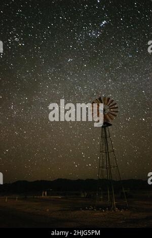 Sternennacht und Wasserpumpe, Solitaire, Namibia Stockfoto