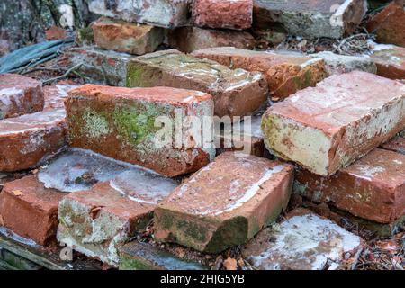 Nahaufnahme von alten roten Ziegeln aus dem abgerissenen Gebäude Stockfoto