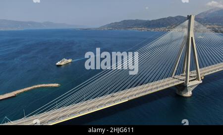 Rio - Antirio-Brücke, Luftdrohnenansicht, Antirio, Aitoloakarnania, Griechenland Stockfoto