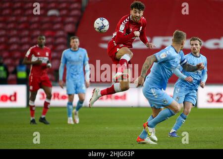 MIDDLESBROUGH, GROSSBRITANNIEN. JAN 29th Matt Crooks von Middlesbrough gewinnt ein Ariel-Duell während des Sky Bet Championship-Spiels zwischen Middlesbrough und Coventry City am Samstag, 29th. Januar 2022 im Riverside Stadium, Middlesbrough. (Kredit: Michael Driver | MI News ) Kredit: MI Nachrichten & Sport /Alamy Live News Stockfoto