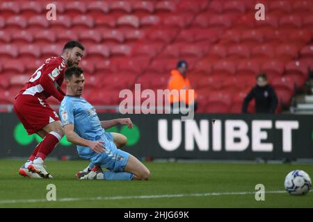 MIDDLESBROUGH, GROSSBRITANNIEN. JAN 29th Aaron Connolly von Middlesbrough trifft am Samstag, dem 29th. Januar 2022, beim Sky Bet Championship-Spiel zwischen Middlesbrough und Coventry City im Riverside Stadium, Middlesbrough, einen Torschuss. (Kredit: Michael Driver | MI News ) Kredit: MI Nachrichten & Sport /Alamy Live News Stockfoto