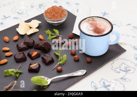 Hausgemachte Schokoladensüßfleisch mit einer Tasse Cappuccino Stockfoto