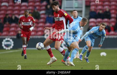 MIDDLESBROUGH, GROSSBRITANNIEN. JAN 29th Matt Crooks von Middlesbrough tritt am Samstag, dem 29th. Januar 2022, im Riverside Stadium in Middlesbrough gegen einen Verteidiger von Coventry City beim Sky Bet Championship-Spiel zwischen Middlesbrough und Coventry City an. (Kredit: Michael Driver | MI News ) Kredit: MI Nachrichten & Sport /Alamy Live News Stockfoto