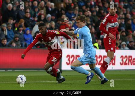 MIDDLESBROUGH, GROSSBRITANNIEN. JAN 29th Isaiah Jones von Middlesbrough tritt während des Sky Bet Championship-Spiels zwischen Middlesbrough und Coventry City am Samstag, dem 29th. Januar 2022, im Riverside Stadium in Middlesbrough gegen den Ben Sheaf von Coventry City an. (Kredit: Michael Driver | MI News ) Kredit: MI Nachrichten & Sport /Alamy Live News Stockfoto