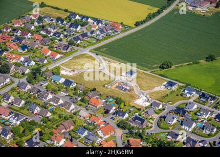 Luftaufnahme, Baustelle und Neubau von Wohngebäuden am Ruhner Weg, Bremen, Ense, Sauerland, Nordrhein-Westfalen, Deutschland Stockfoto