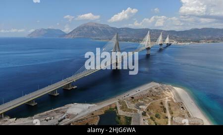 Rio - Antirio-Brücke, Luftdrohnenansicht, Rio, Achaia, Griechenland Stockfoto