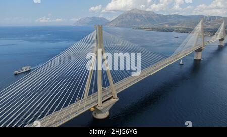 Rio - Antirio-Brücke, Luftdrohnenansicht, Rio, Achaia, Griechenland Stockfoto