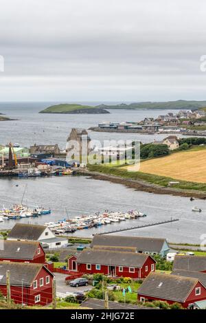 Die Stadt Scalloway auf dem Festland Shetland, mit dem ruinierten Burgwall in der Mitte. Stockfoto