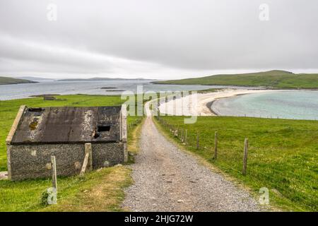 Tombolo auf Kettla Ness (in der Ferne) nach West Burra. Der Strand auf der rechten Seite ist Banna Minn, auf der linken Seite ist West Voe. Stockfoto