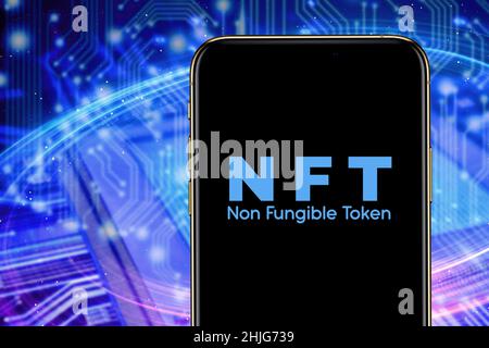 Smartphone mit dem Akronym „NFT“-Logo bezeichnet einen nicht fungiblen Token, der sich auf ein digitales Asset bezieht, das nicht konsumiert oder ersetzt werden kann. United Sta Stockfoto