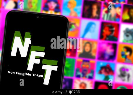 Smartphone mit dem Akronym „NFT“-Logo bezeichnet einen nicht fungiblen Token, der sich auf ein digitales Asset bezieht, das nicht konsumiert oder ersetzt werden kann. United Sta Stockfoto