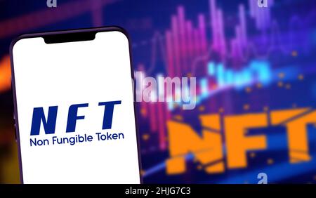 Smartphone mit dem Akronym „NFT“-Logo bezeichnet einen nicht fungiblen Token, der sich auf ein digitales Asset bezieht, das nicht konsumiert oder ersetzt werden kann. United Sta Stockfoto