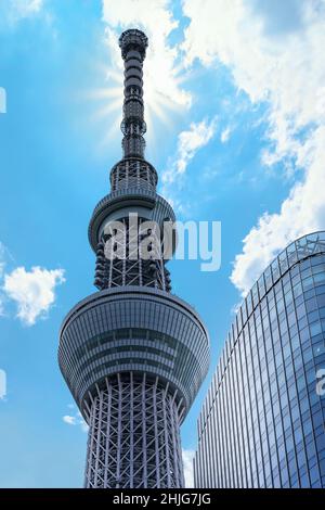 tokio, japan - januar 26 2022: Hintergrundbeleuchtetes Tiefwinkelbild der Spitze des Skytree Tower mit zwei Observatorien mit einer glasüberdachten Spirale in wh Stockfoto