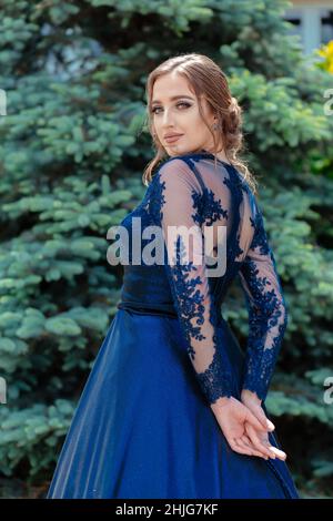 Schöne Mädchen in glamourösen ultramarine Kleid. Bereit für ihre Abschlussball Nacht. Stockfoto