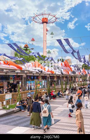 tokio, japan - Mai 03 2019: Regenschirme Attraktion Sky Flower mit Blick auf die Crystal Avenue der Tokyo Dome City in Kourakuen, geschmückt mit japanischer Karpfenstrea Stockfoto