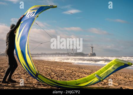 Kite Surver, Badeort Scheveningen in der Nähe von Den Haag, Südholland, Niederlande, Europa. Der Pier im Hintergrund Stockfoto