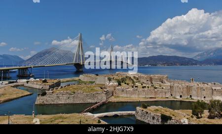 Rio - Antirio Brücke mit Rio Burg, Luftdrohnenansicht, Rio, Achaia, Griechenland Stockfoto