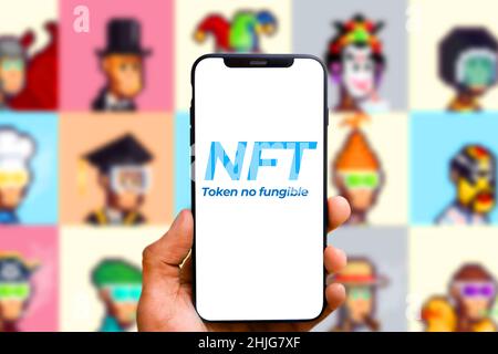 Smartphone mit dem Akronym „NFT“-Logo bezeichnet einen nicht fungiblen Token, der sich auf ein digitales Asset bezieht, das nicht konsumiert oder ersetzt werden kann. United Sta Stockfoto