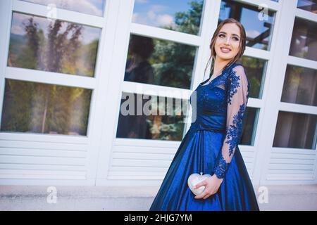 Schöne Mädchen in glamourösen ultramarine Kleid. Bereit für ihre Abschlussball Nacht. Stockfoto