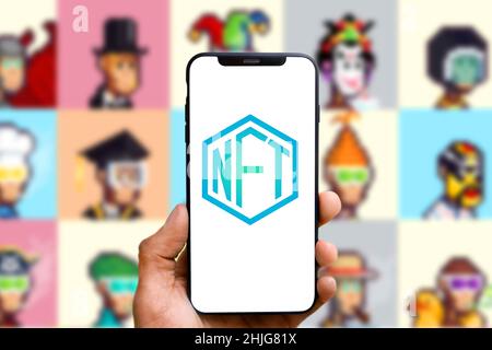 Smartphone mit dem Akronym „NFT“-Logo bezeichnet einen nicht fungiblen Token, der sich auf ein digitales Asset bezieht, das nicht konsumiert oder ersetzt werden kann. United Sta Stockfoto