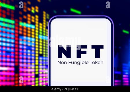 Smartphone mit dem Akronym „NFT“-Logo bezeichnet einen nicht fungiblen Token, der sich auf ein digitales Asset bezieht, das nicht konsumiert oder ersetzt werden kann. United Sta Stockfoto