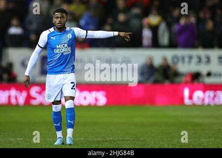 PETERBOROUGH, GROSSBRITANNIEN. JANUAR 29TH. Bali Mumba von Peterborough United punktet während des Sky Bet Championship-Spiels zwischen Peterborough United und Sheffield United im Weston Homes Stadium, Peterborough am Samstag, dem 29th. Januar 2022. (Kredit: James Holyoak | MI News) Kredit: MI Nachrichten & Sport /Alamy Live News Stockfoto