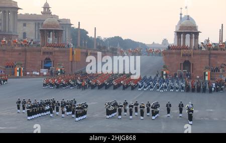 Neu-Delhi, Indien. 29th Januar 2022. Die Militärkapelle der indischen Marine tritt während der Zeremonie des „Beating Retreat“ am 73rd. Tag der Republik in Vijay Chowk auf.das „Beating Retreat“ ist eine jahrhundertealte Zeremonie der militärischen Tradition, die das offizielle Ende der Feierlichkeiten zum Tag der Republik markiert. Indien gedenkt dieses Jahr der 75th Jahre Unabhängigkeit als Azadi Ka Arit Mahotsav. Kredit: SOPA Images Limited/Alamy Live Nachrichten Stockfoto