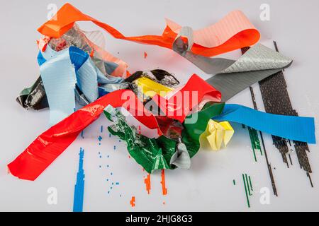 Farbige Kanalbänder. Bunte Rollen von regenbogenfarbenem Klebeband auf weißem Hintergrund. Farbliches Klebeband, Tape-Isolate, Leime, Zubehör für Stockfoto