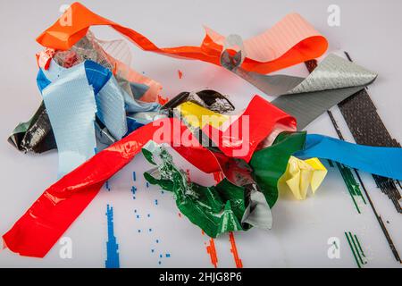 Farbige Kanalbänder. Bunte Rollen von regenbogenfarbenem Klebeband auf weißem Hintergrund. Farbliches Klebeband, Tape-Isolate, Leime, Zubehör für Stockfoto